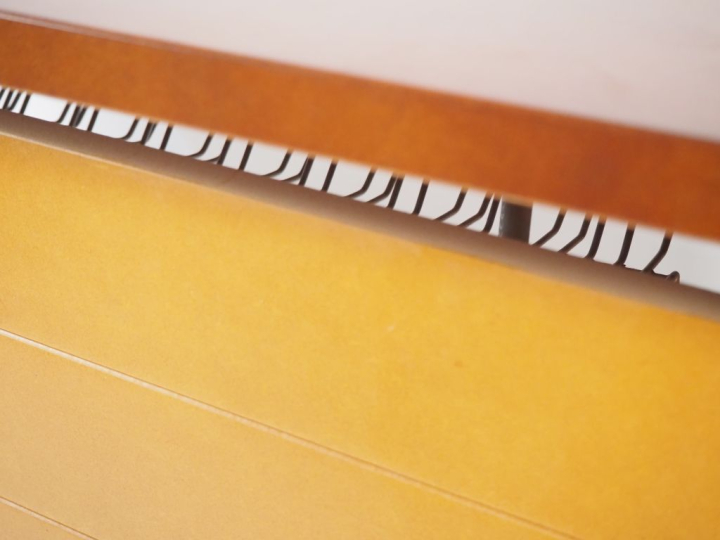 Bureau ministre contemporain en bois laqué tabac, ouvrant à trois tiro