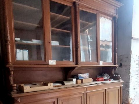 Bibliothèque fin XIXème en noyer mouluré et sculpté, ouvrant à huit po