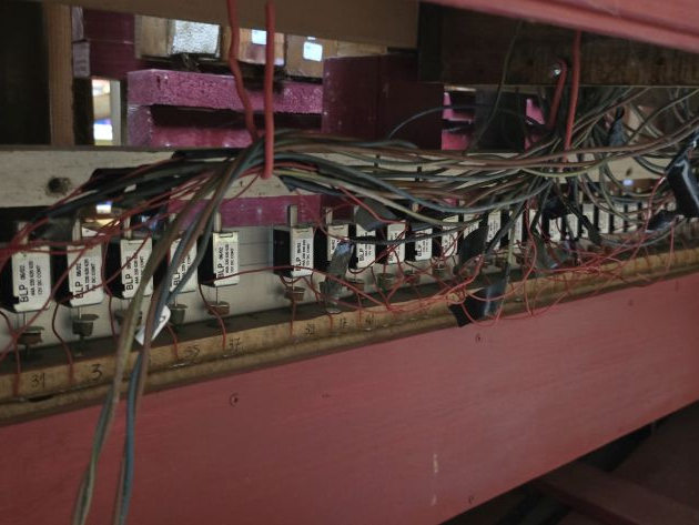 Orgue automatique de manège, 52 touches portant en façade le nom de Ga