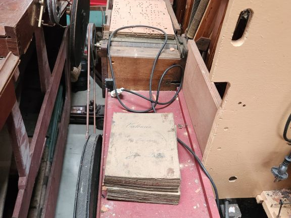 Orgue automatique de manège, 52 touches portant en façade le nom de Ga