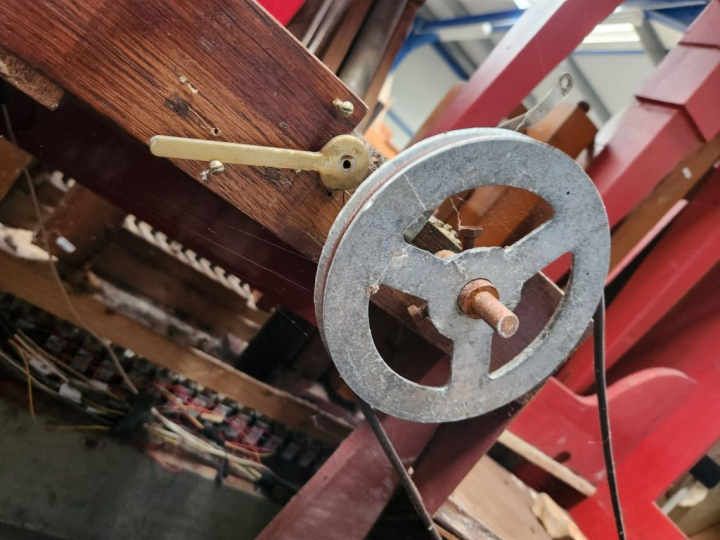 Orgue automatique de manège dans une façade à consoles, en bois peint.