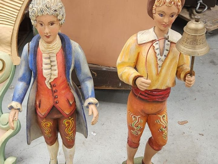 Orgue automatique de manège dans une façade à consoles, en bois peint.