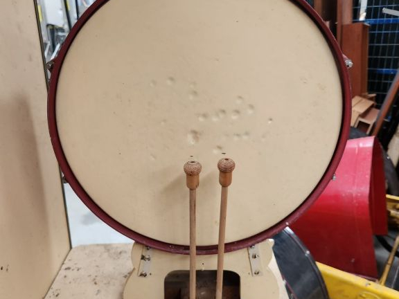 Orgue automatique de manège dans une façade à consoles, en bois peint.