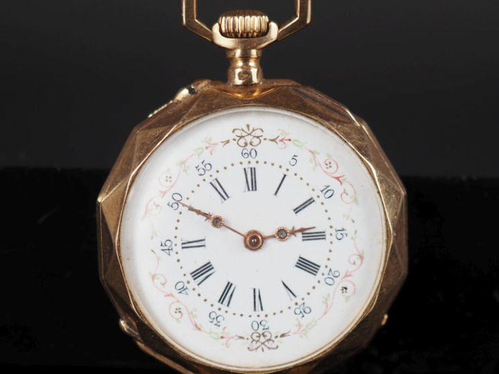 Montre de col Napoléon III en or jaune 750.  Cadran à chiffres romains