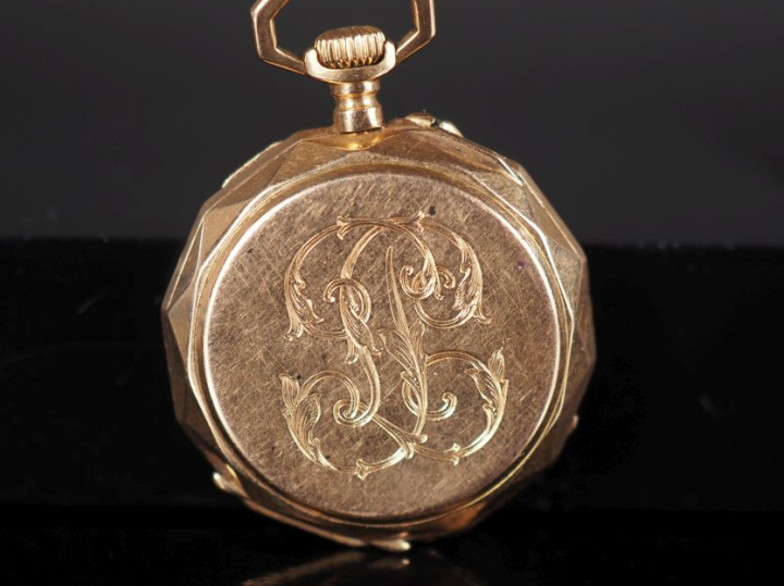 Montre de col Napoléon III en or jaune 750.  Cadran à chiffres romains