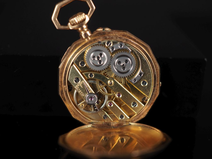 Montre de col Napoléon III en or jaune 750.  Cadran à chiffres romains
