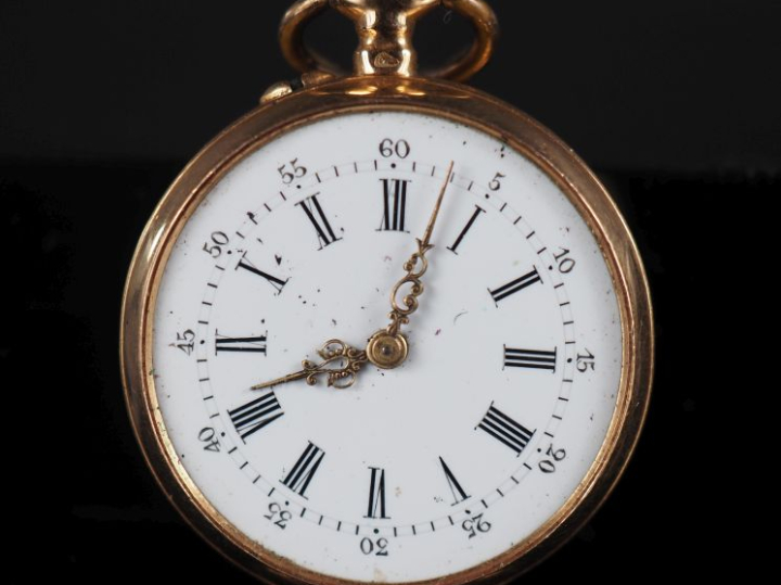 Petite montre de col Napoléon III en or jaune 750.  Cadran à chiffres 