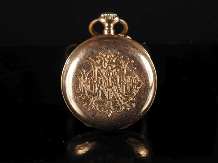 Petite montre de col Napoléon III en or jaune 750.  Cadran à chiffres 