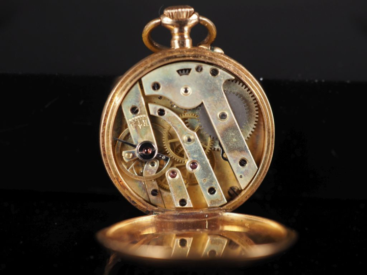 Petite montre de col Napoléon III en or jaune 750.  Cadran à chiffres 