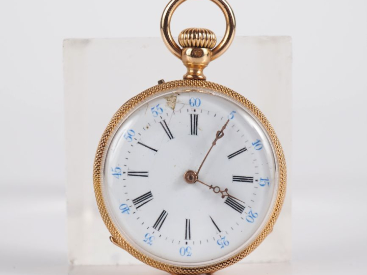 Montre de col Napoléon III en or jaune 750.  Cadran à chiffres romains
