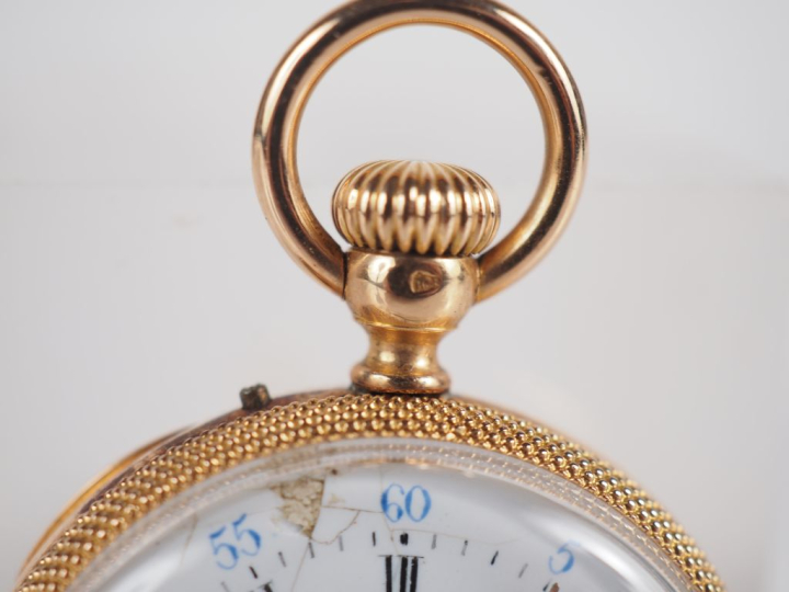 Montre de col Napoléon III en or jaune 750.  Cadran à chiffres romains