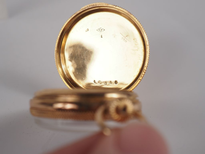 Montre de col Napoléon III en or jaune 750.  Cadran à chiffres romains