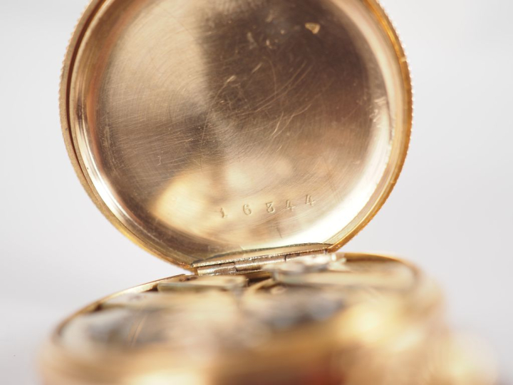 Montre de col Napoléon III en or jaune 750.  Cadran à chiffres romains