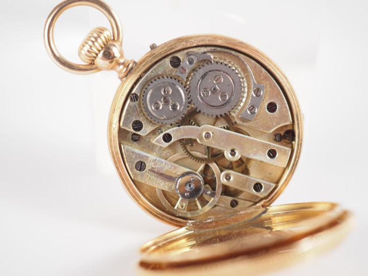 Montre de col Napoléon III en or jaune 750.  Cadran à chiffres romains
