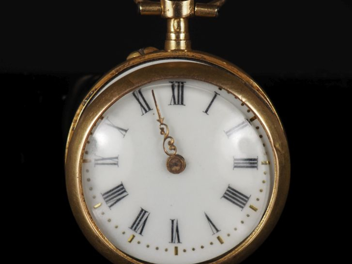 Petite montre de col de style Louis XVI en or jaune 750.  Cadran à chi
