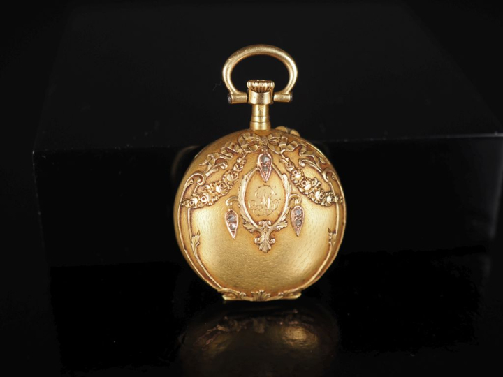 Petite montre de col de style Louis XVI en or jaune 750.  Cadran à chi