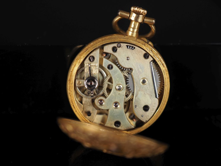 Petite montre de col de style Louis XVI en or jaune 750.  Cadran à chi