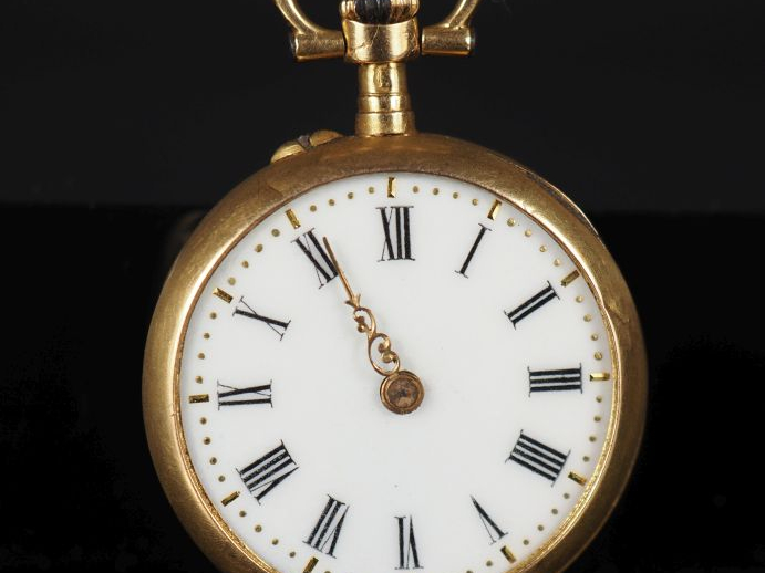 Petite montre de col de style Louis XVI en or jaune 750.  Cadran à chi