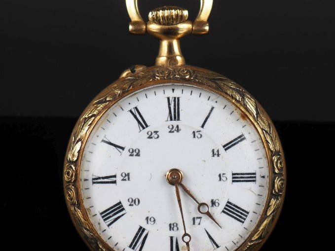 LECOULTRE   Cie Montre de col Napoléon III de style Louis XVI en or ja