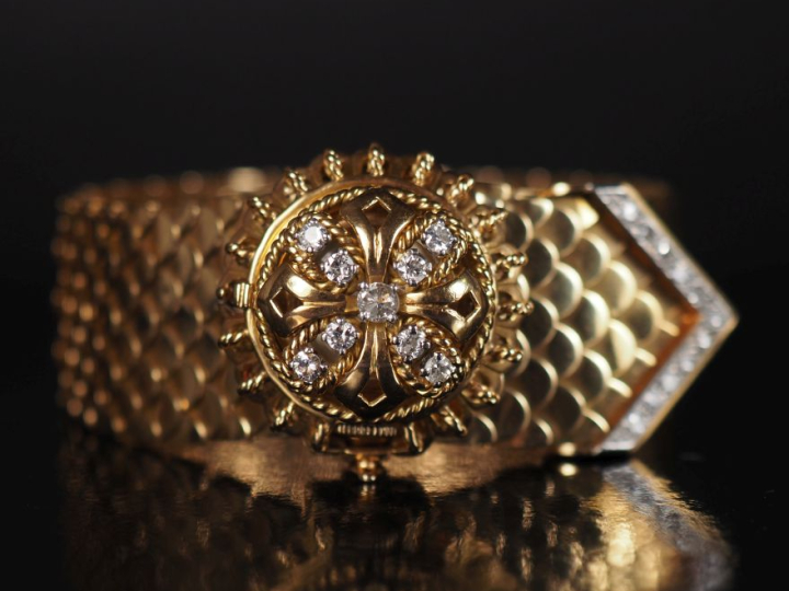 UTI Montre bracelet de dame à secret en platine et or jaune 750.  Ravi