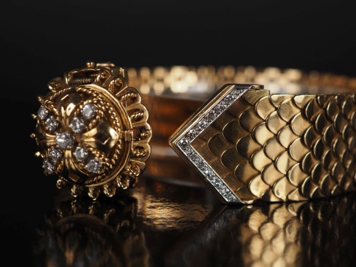 UTI Montre bracelet de dame à secret en platine et or jaune 750.  Ravi