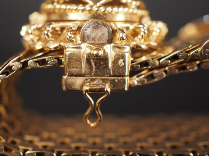 UTI Montre bracelet de dame à secret en platine et or jaune 750.  Ravi