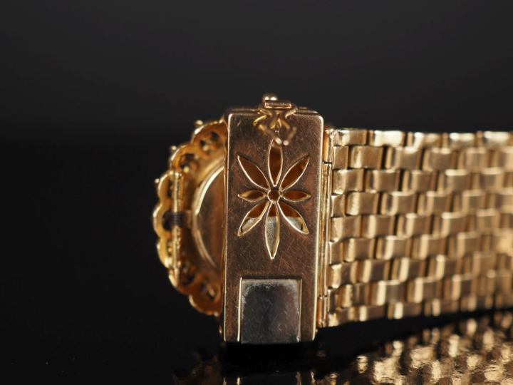UTI Montre bracelet de dame à secret en platine et or jaune 750.  Ravi