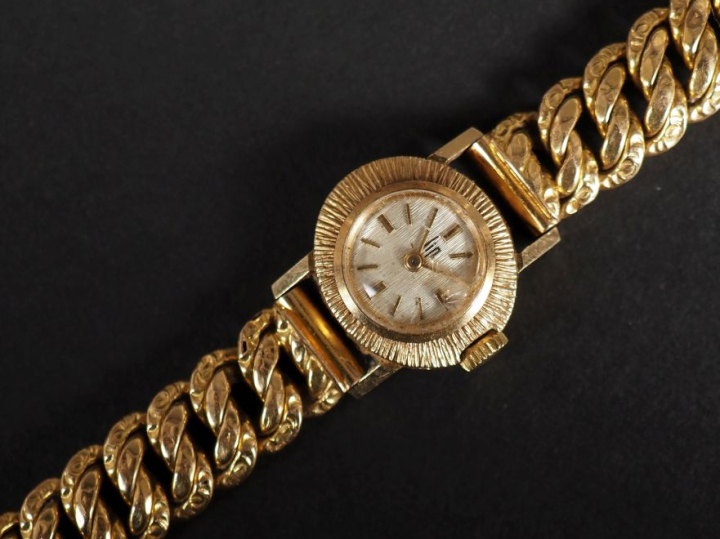 LIP N° 12626 Montre bracelet de dame, boitier et bracelet en or jaune 