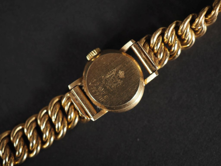 LIP N° 12626 Montre bracelet de dame, boitier et bracelet en or jaune 