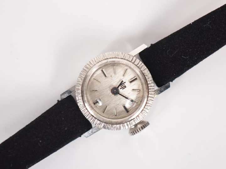 LIP N°94269 Montre bracelet de dame, boitier en or blanc 750.  Cadran 