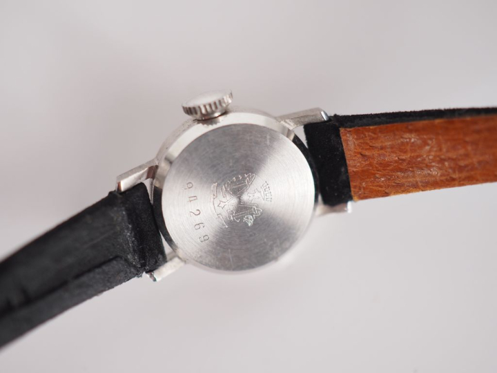 LIP N°94269 Montre bracelet de dame, boitier en or blanc 750.  Cadran 