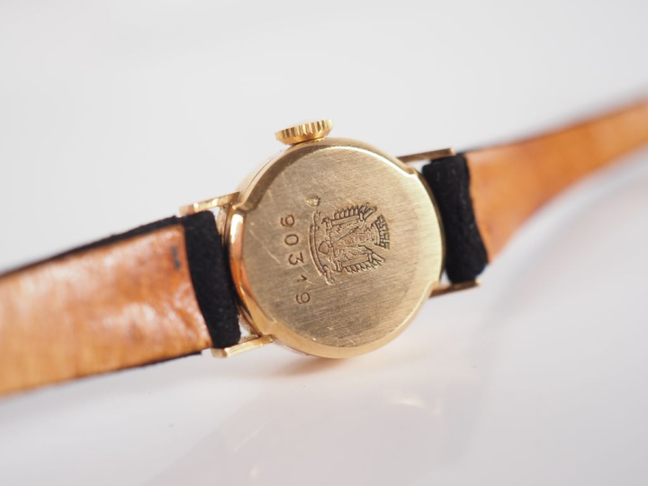 LIP N°90319 Montre bracelet de dame, boitier en or jaune 750.  Cadran 