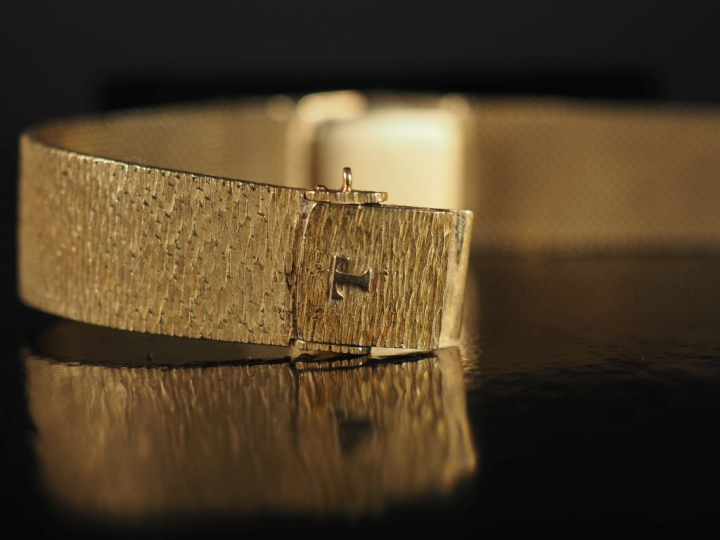 TISSOT, Stylist Montre bracelet de dame en or jaune 750.  Cadran recta