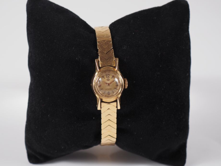 OMEGA Montre bracelet de dame, boitier et bracelet en or jaune 750.  C