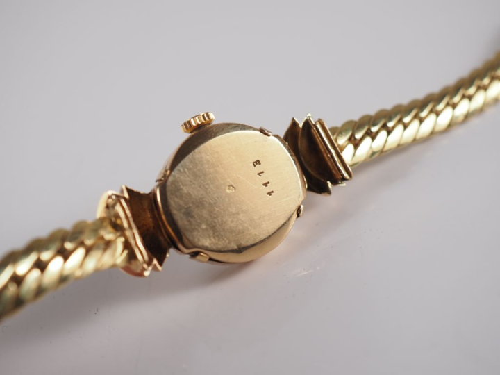 Montre bracelet de dame style 1940, boitier et bracelet deux or 750.  