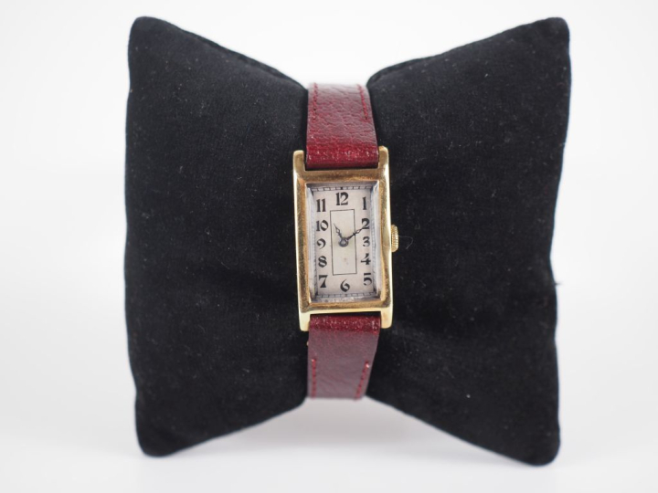 LONGINES Montre bracelet, boitier en or jaune 750.  Cadran rectangulai