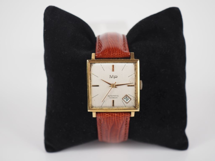 M.P Montre bracelet, boitier en or jaune 750.  Cadran à sections carré
