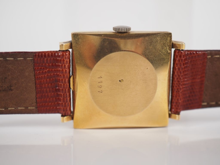 M.P Montre bracelet, boitier en or jaune 750.  Cadran à sections carré