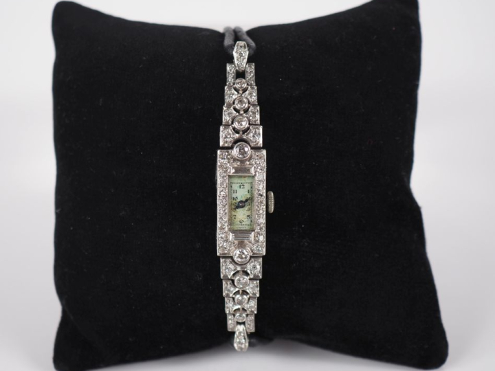 Montre bracelet de style Art déco en platine 850 et diamants.  Cadran 