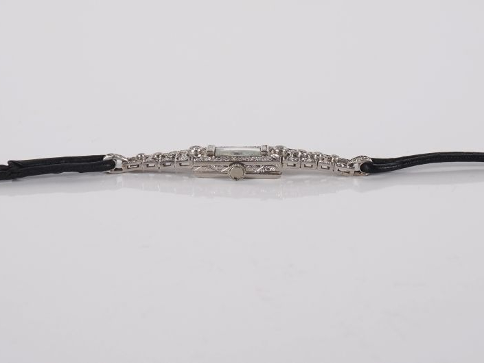 Montre bracelet de style Art déco en platine 850 et diamants.  Cadran 