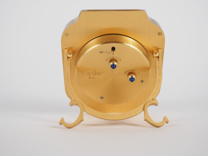 CARTIER, SANTOS Pendulette de table / réveil en acier et métal doré.  