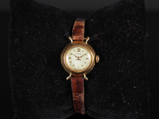 Vente aux enchères CERTINA Montre bracelet de dame, boitier en or jaune 750.  Cadran rond