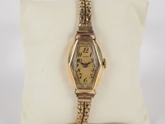 Vente aux enchères AURORE Montre bracelet de dame, boitier en or jaune 750.  Cadran à chi