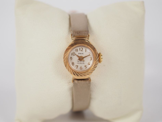 Vente aux enchères PAX N°7917 Montre bracelet de dame, boitier en or jaune 750.  Cadran r