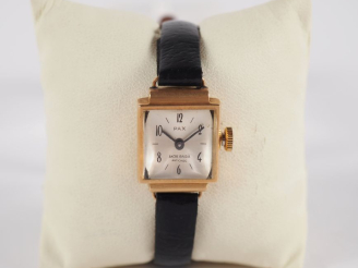 Vente aux enchères PAX Montre bracelet de dame de style 1940, boitier en or jaune 750.  B