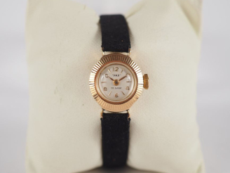 Vente aux enchères PAX N°2934 Montre bracelet de dame, boitier en or jaune 750.  Cadran r