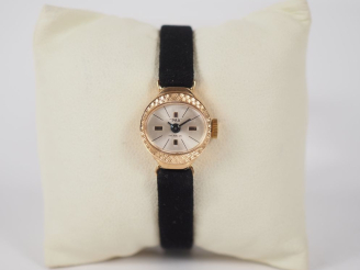 Vente aux enchères PAX N°7022 Montre bracelet de dame, boitier en or jaune 750.  Cadran o