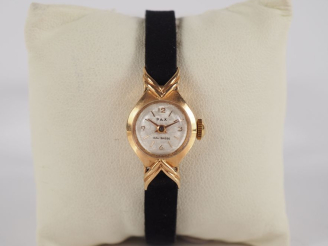 Vente aux enchères PAX Montre bracelet de dame, boitier en or jaune 750.  Cadran rond à c