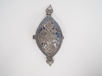 Vente aux enchères Petit reliquaire XIXème en argent et émail bleu à décor de rinceaux fe