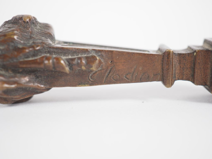 CLODION (d'après). Cachet biface en bronze à patine brune. Signé. H. 1